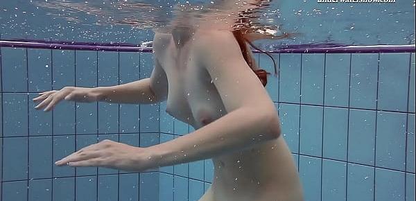 trendsPink swimswear babe Lera showing naked body underwater